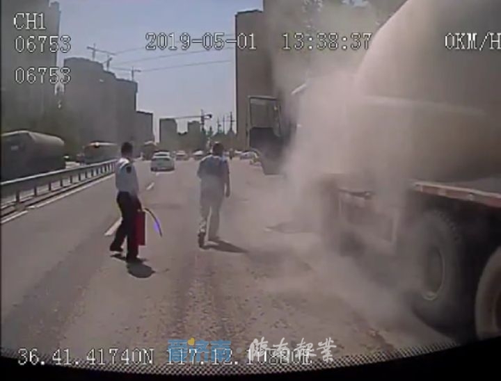 罐车突燃！紧急时刻，驾驶员提着灭火器冲向前