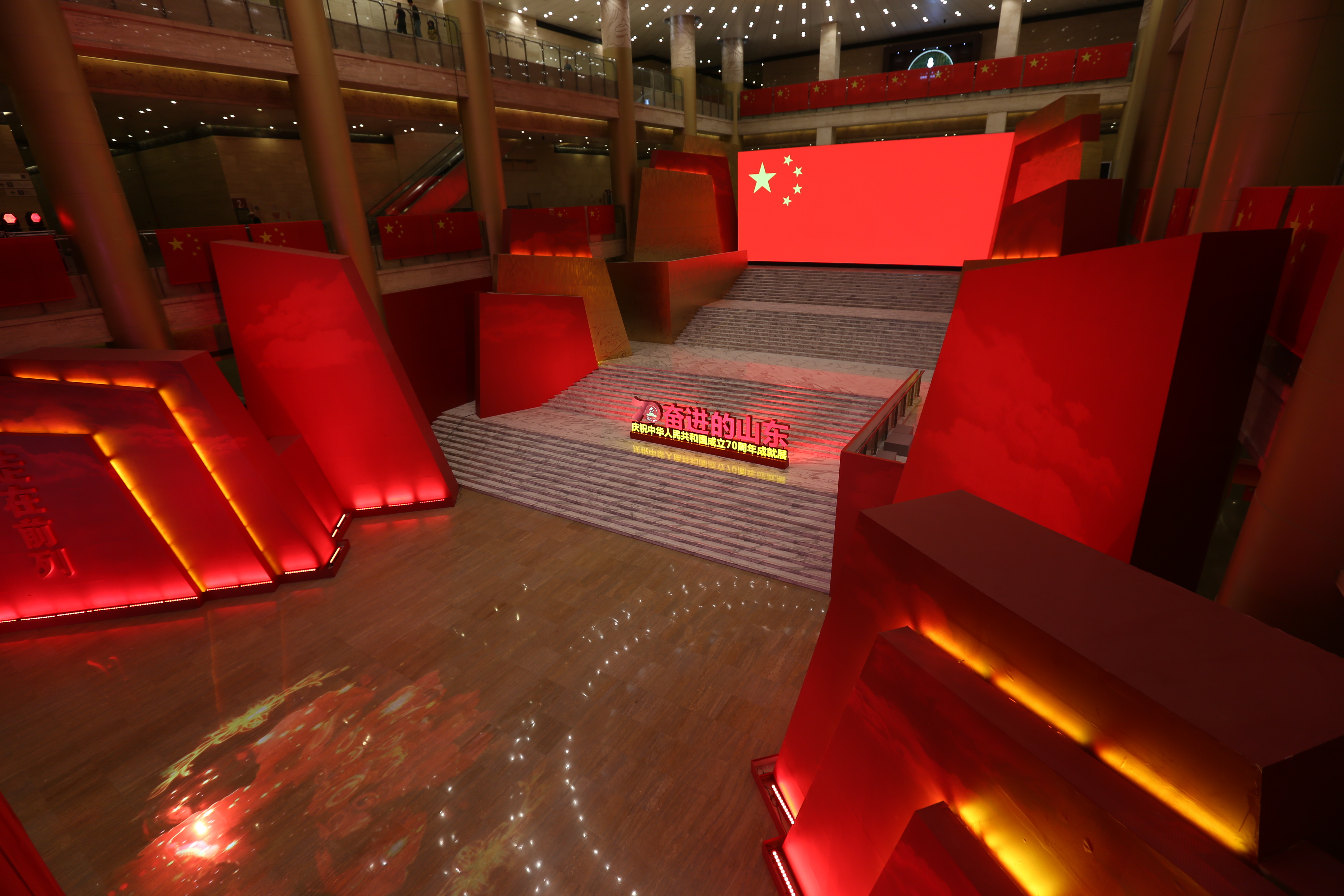 揭秘70周年成就展幕后：泰山、牡丹设计寓意齐鲁大地“国泰民安”