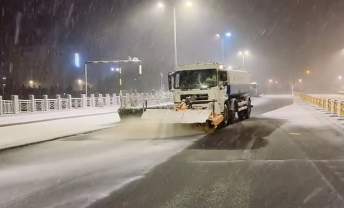 大雪漫天！3.5万清雪大军寒风中扫雪除冰忙