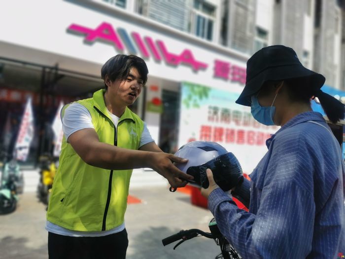 济南市开启电动车“带牌销售”新模式 买车包挂牌还送安全头盔，你心动了吗？