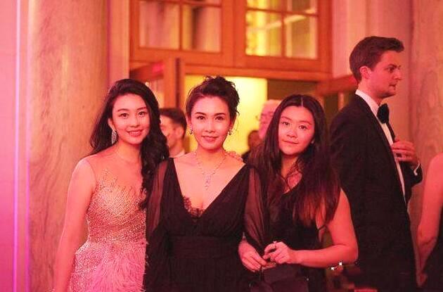 岁月不败美人！51岁邱淑贞近照，与两个女儿同框似姐妹