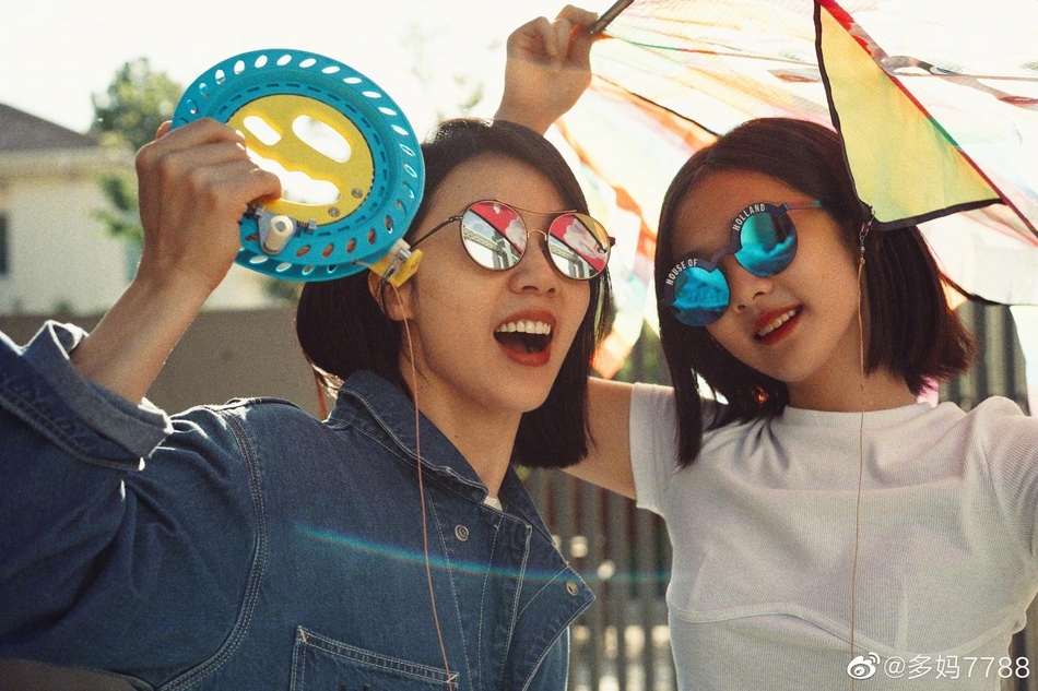 孙莉晒与多多假期游玩合照 母女俩同戴墨镜好似姐妹