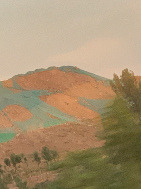 【啄木鸟在行动】市中区陡沟街道大青山一在建山体现场渣土裸露