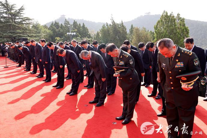 山东省、驻济部队暨济南市举行烈士公祭活动