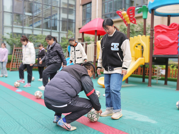 历城区第三期幼儿园足球培训在区机关第一幼儿园名辉园举行