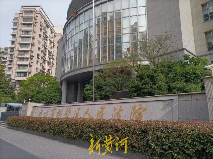 杭州女童坠亡案被告人曾号称“金牌保姆” 女童父亲：爱撒谎很懒散，对小孩冷漠