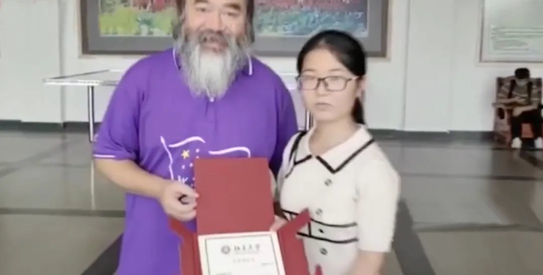 开学季，一大波超暖高校横幅刷屏：这次回来，我想你陪我久一点