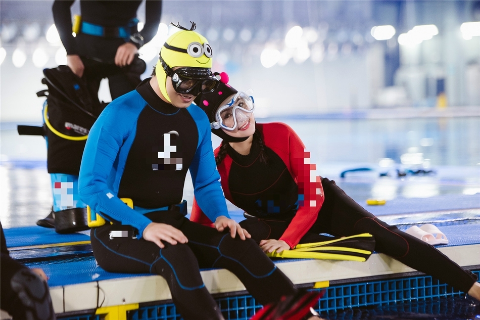 章子怡戴Kitty头套尽显反差萌  与汪峰搞怪撒糖