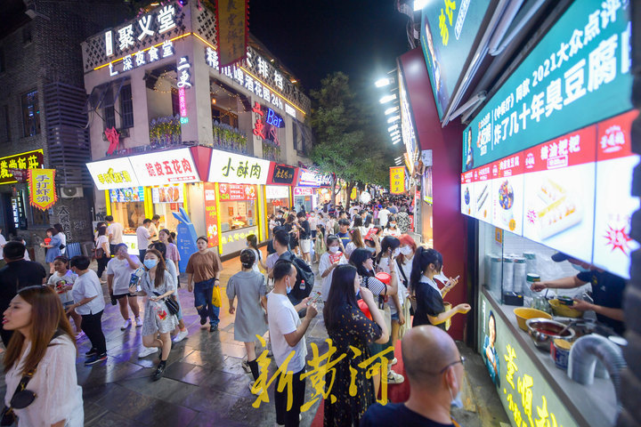 美食街元气满满 喧嚣热闹回归