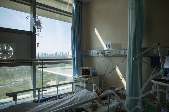 直击插管敢死队90秒：和患者口鼻相对，暴露高浓度病毒下