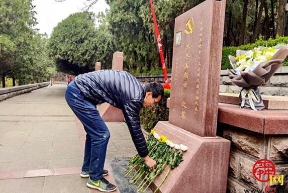 济南中学组织祭扫烈士墓缅怀先烈活动原载于2021年3月23日舜网