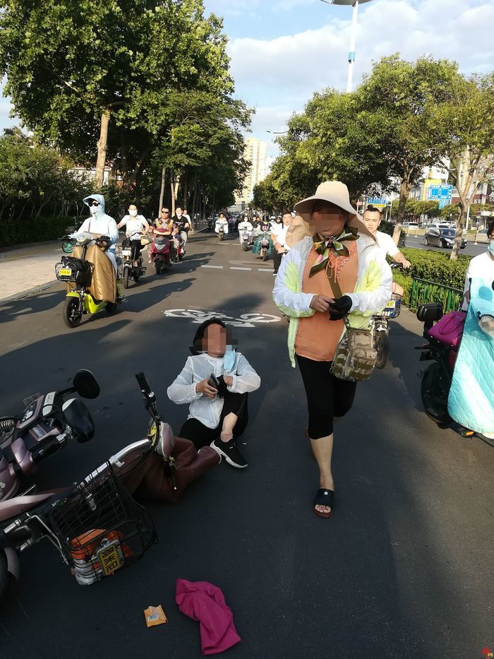 警服在心不在身，偶遇事故3秒上岗无缝衔接