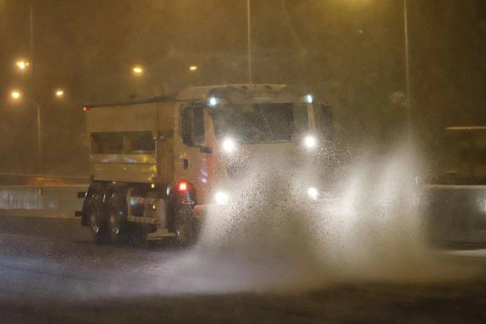 大雪漫天！3.5万清雪大军寒风中扫雪除冰忙
