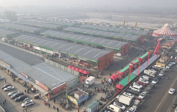 农历新年临近，年货大集开张