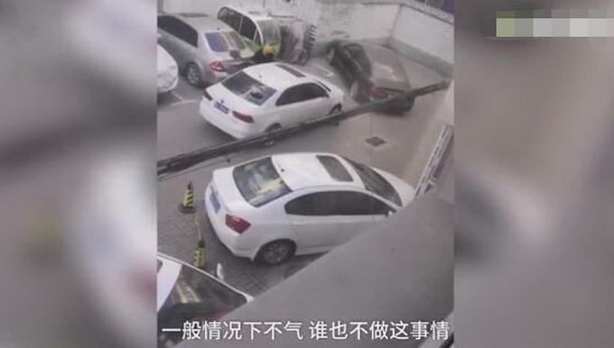 车主不出来，大妈持铁锹怒砸违停车：我患癌，违停耽误我专家会诊