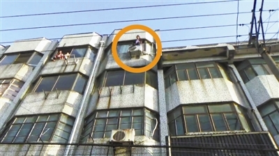 3秒!16岁女孩站5楼窗外想轻生 消防飞跨楼顶救人