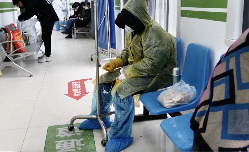 特写｜“应收尽收”总攻下的发热门诊：深夜，终于难得安静