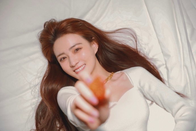 徐璐穿白衣清丽温婉举花甜笑活力满满