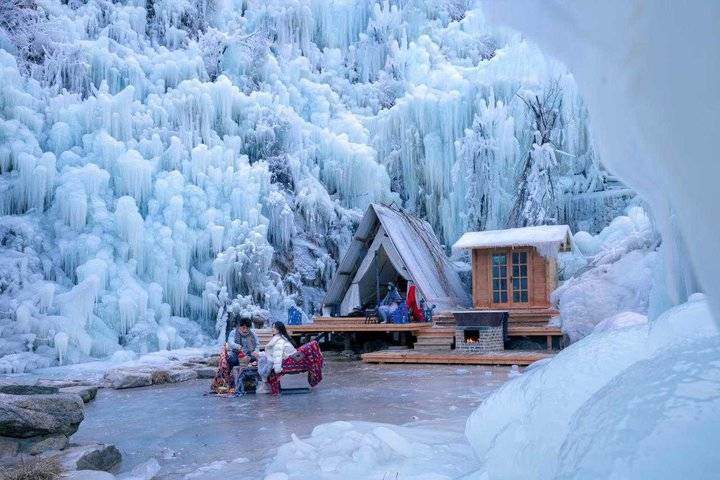济南寒潮滚滚，南山冰瀑下的“铁锅炖”沐浴挺新奇