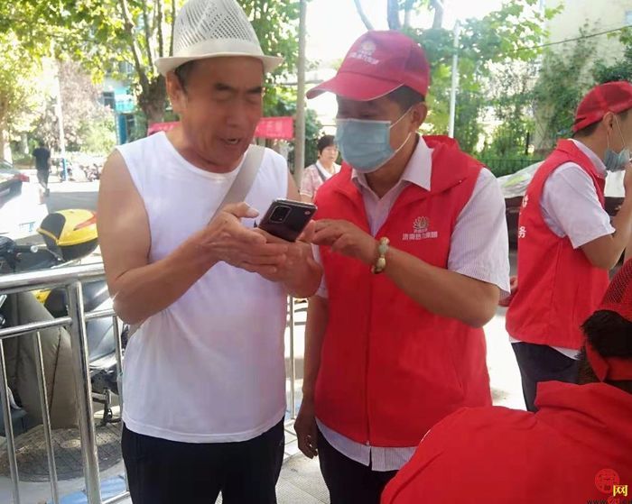 帜热传城｜供暖管家暖心进社区，老年用户家门口办业务