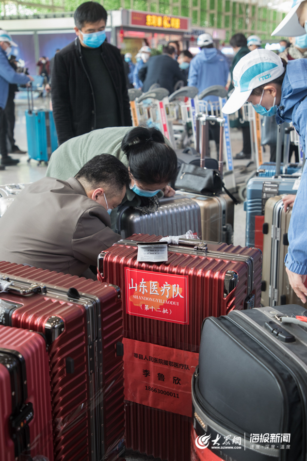 山东第十二批援助湖北医疗队在机场歌唱《我和我的祖国》为自己加油