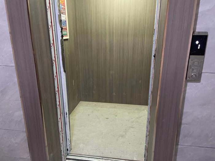 济南中建长清湖润园小区电梯窄小，业主：难容一副担架，耽误病情咋整？
