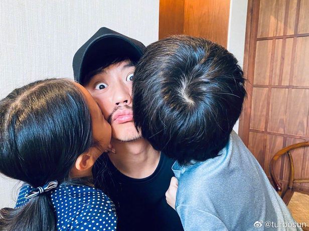 邓超|脆弱的老父亲！邓超被孙俪疯狂吐槽 送娃上学转身脆弱流泪