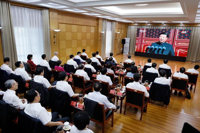 全省干部群众认真收听收看庆祝中华人民共和国成立70周年大会和阅兵式群众游行实况