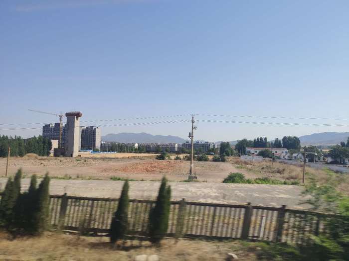 啄木鸟在行动：章丘区中石化章丘二十九加油站东渣土地裸露未覆盖