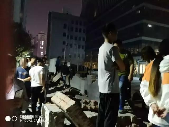 愤怒了！潍坊一小区百名业主深夜开推土机拆除违章建筑