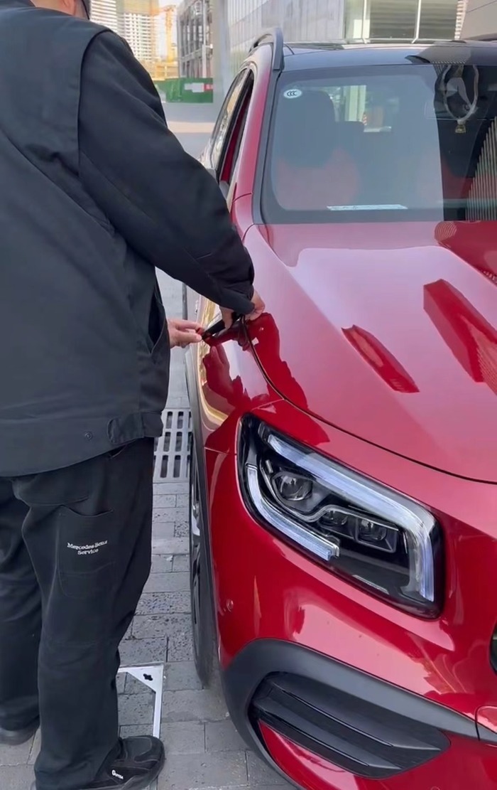 车主反映新买的奔驰车补过漆，4S店回应：是出厂前行为