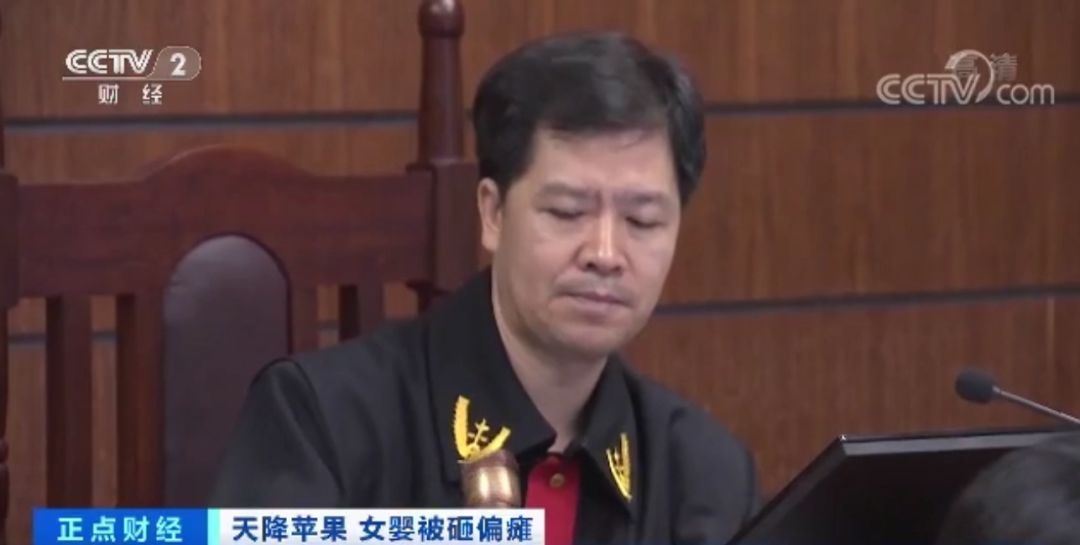 11岁女童24楼扔下苹果，砸中女婴致十级伤残！谁来赔？