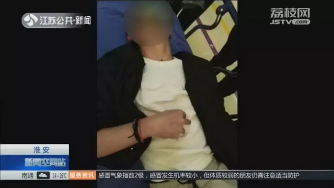 淮安一小伙吵架手指硬成鸡爪是什么情况 事件的详情惊呆了