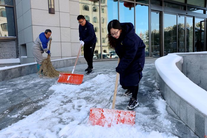 全员扫雪铲冰  能源济小华扫出一道道温暖安全路