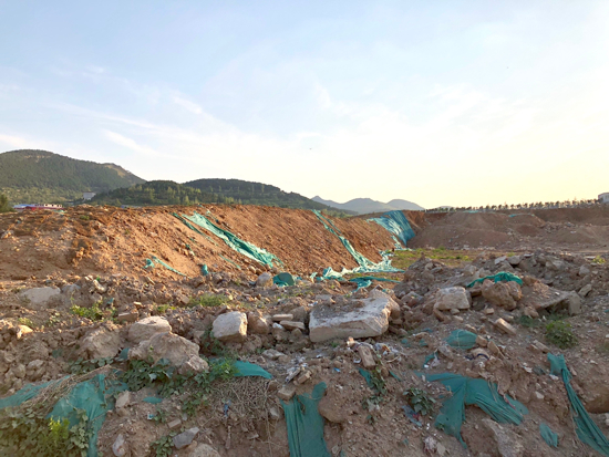 【啄木鸟在行动】凤凰路隧道南口东侧大片渣土裸露