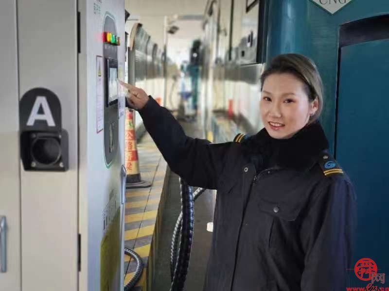 首次握上充电枪，绿色出行献力量一一济南公交集团南部公司山东剧院场站充电桩正式启用