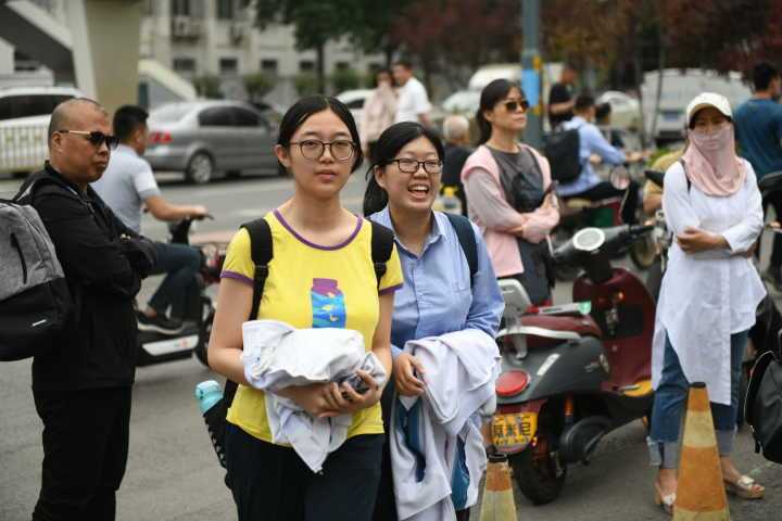 高考表情：微笑+拥抱