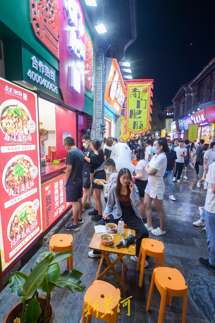 美食街元气满满 喧嚣热闹回归