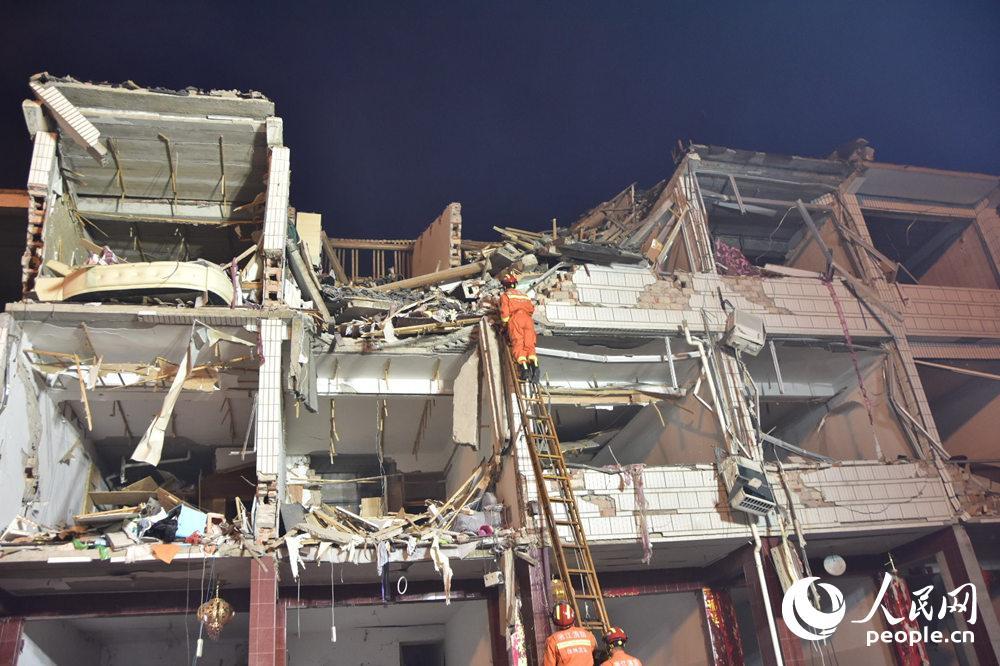 台州温岭一槽罐车发生爆炸 450余名消防员现场救援