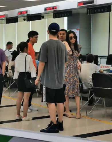 张馨予夫妇现身房管局被网友偶遇 两人被赞颜值高