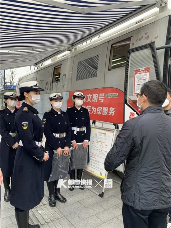 当年火遍全网的杭州帅气小姐姐们，昨天放弃三八节假期，瞒着领导做了一件事