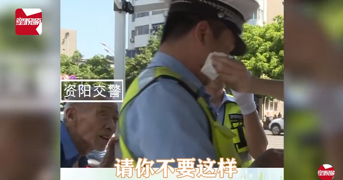 违章女孩给开罚单的交警擦汗：你开你的罚单，我擦我的汗