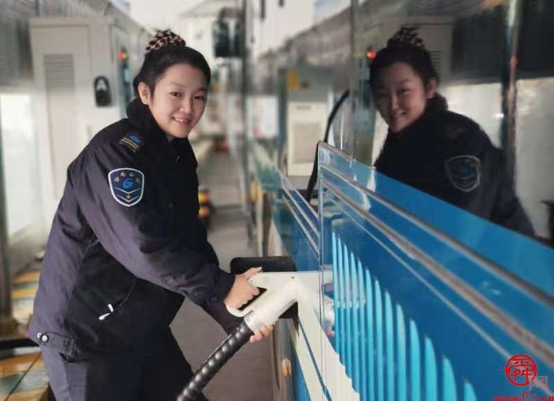 首次握上充电枪，绿色出行献力量一一济南公交集团南部公司山东剧院场站充电桩正式启用