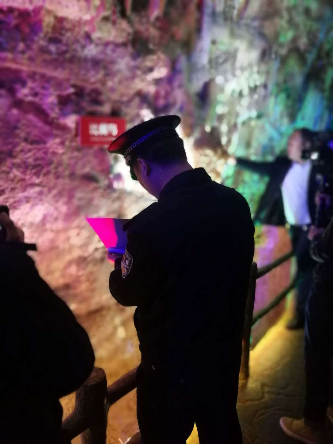  景区亿年钟乳石被盗 别让文明旅游像“比翼鸟”一样飞走