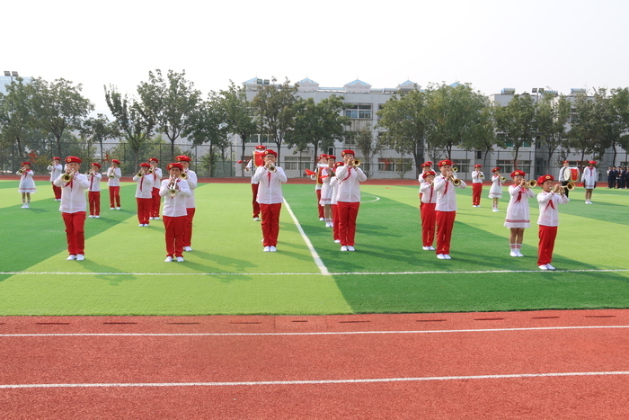 红领巾心向党，友谊小学开展建队节活动
