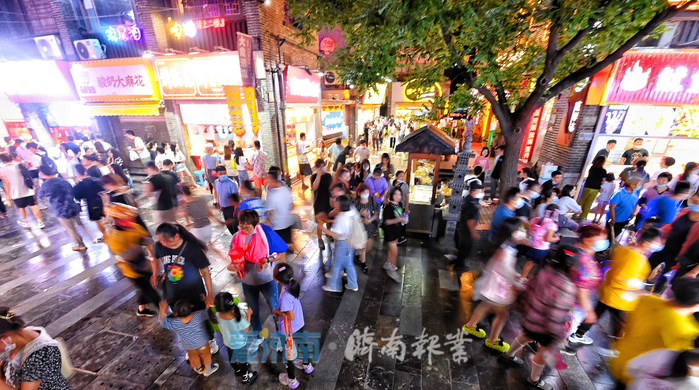 烟火气十足，夏夜宽厚里点亮夜经济