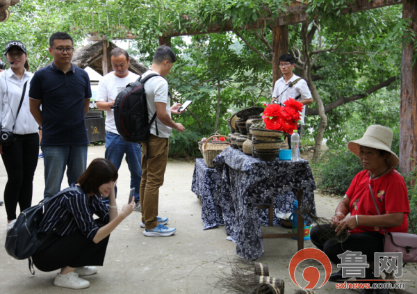 两岸媒体打卡天蒙旅游区 体验惊险刺激玻璃栈道