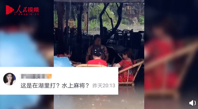 洪水淹到小腿肚!重庆大叔坐家门口沙发上看海 表情疲倦又无奈