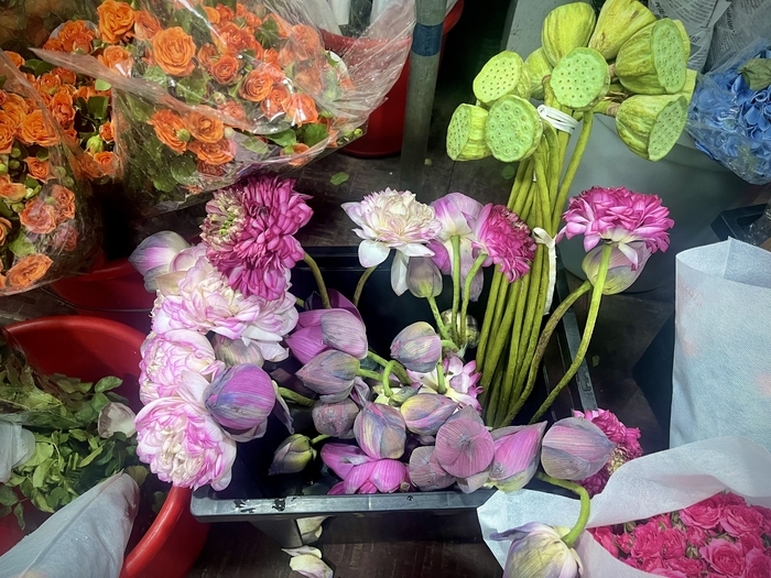 济南人的“夏日专属浪漫”！淡雅荷花手捧花走俏市场