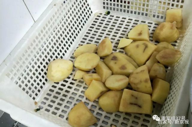 胖哥俩肉蟹煲死蟹当活蟹卖 土豆、鸡爪也中招 多名食客就餐后腹泻